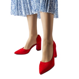 Rote Pumps am Sargent-Pfosten