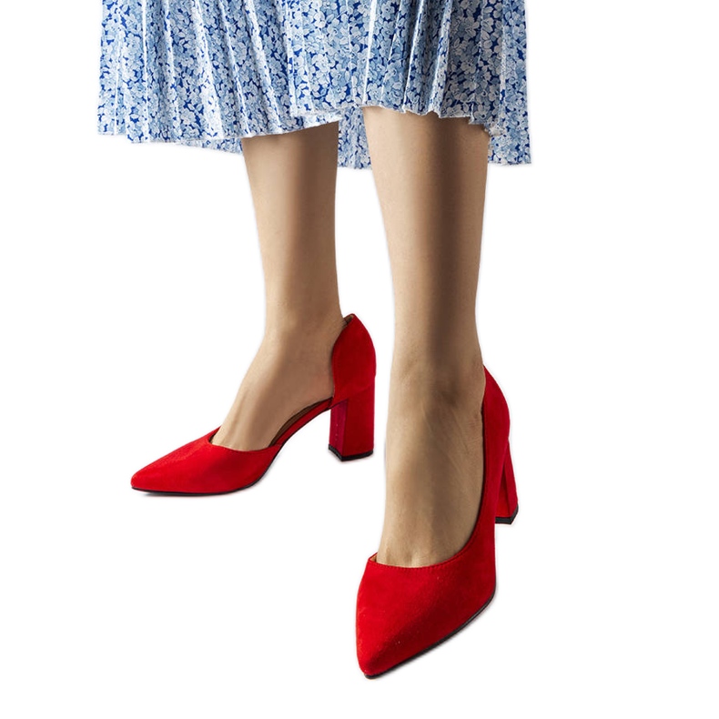 Rote Pumps am Sargent-Pfosten