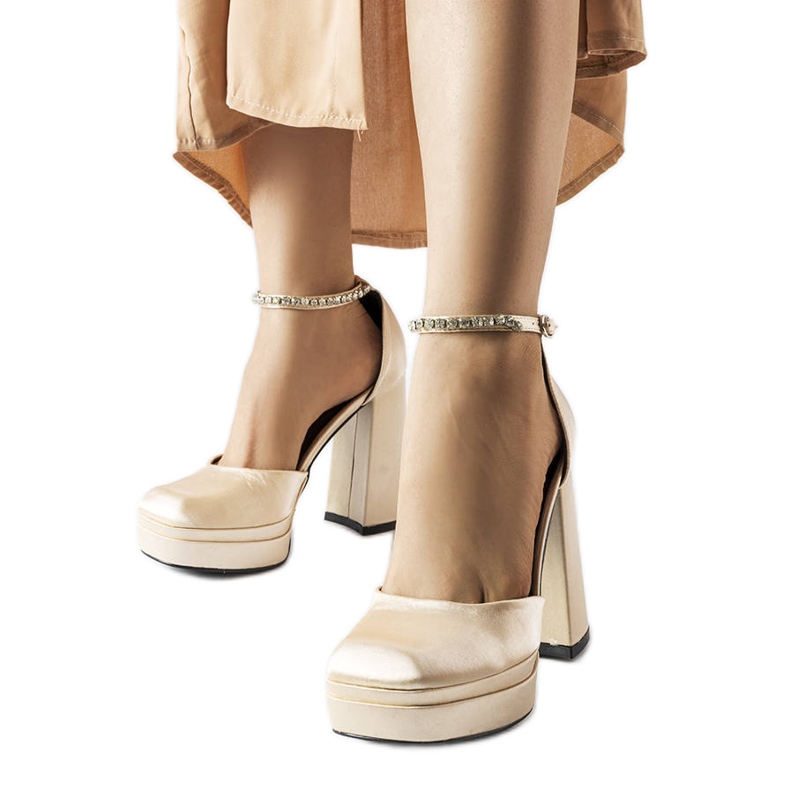 Beigefarbene Pumps mit hohen Absätzen von Elida