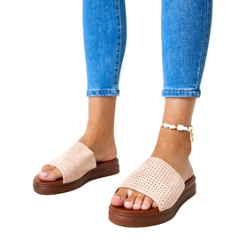 Rosa Hausschuhe mit durchbrochenem Obermaterial von Idabel