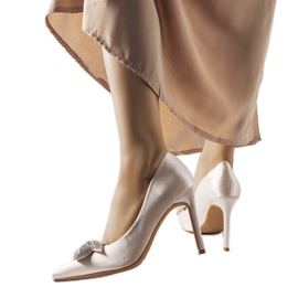 Beigefarbene Anstecknadeln mit Satin-Finish und einer Mia-Schleife