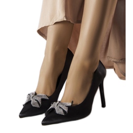 Schwarze Pins mit Satin-Finish und Mia-Schleife