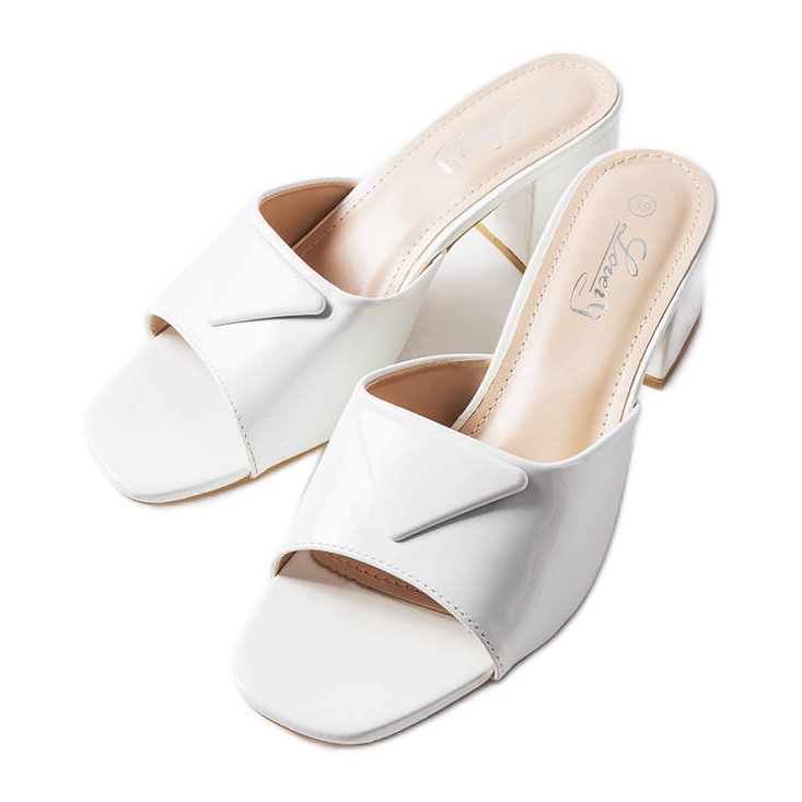 Weiß lackierte Klappen am Abzweigpfosten