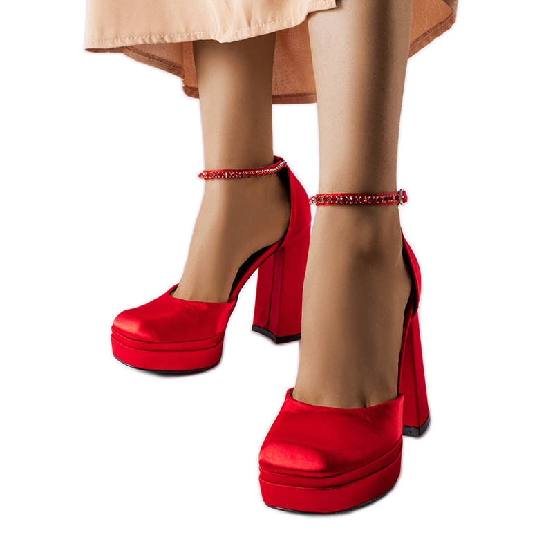 Rote Pumps mit hohen Absätzen von Elida