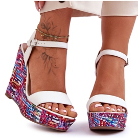 Damensandalen auf einem bunten Keilabsatz in Weiß von Malibu