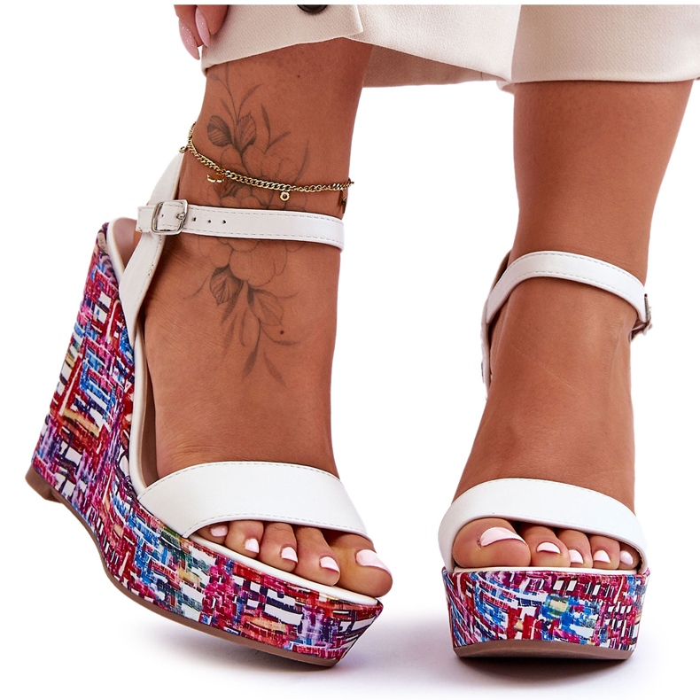 Damensandalen auf einem bunten Keilabsatz in Weiß von Malibu