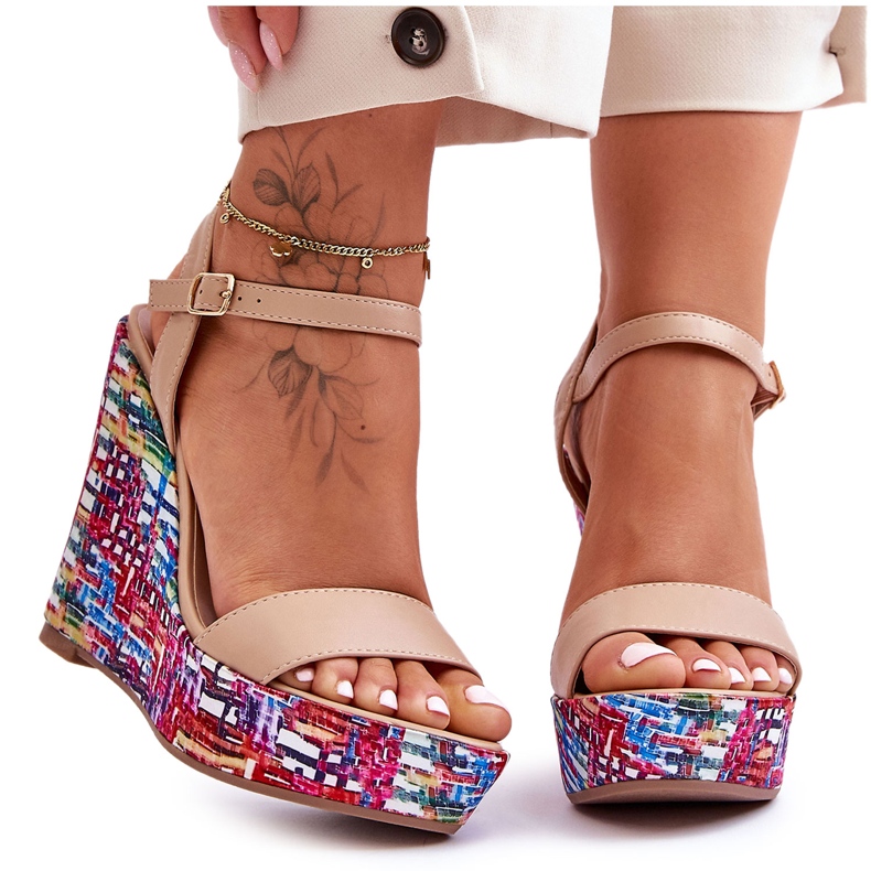 Damensandalen auf einem farbenfrohen beigefarbenen Malibu-Keilabsatz