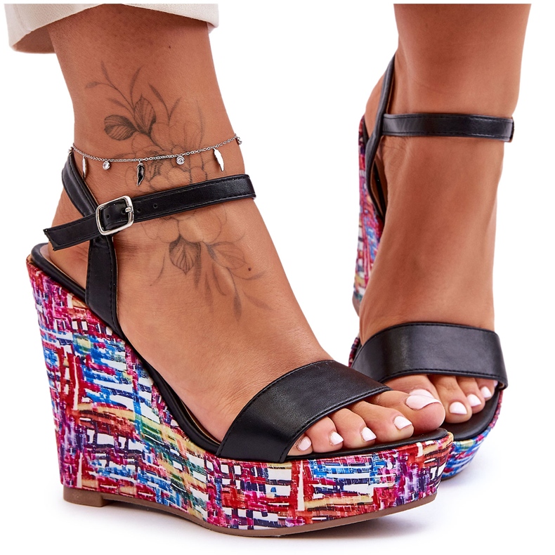 Damen-Sandalen mit buntem Keilabsatz in Schwarz von Malibu