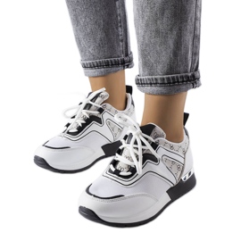 Weiße Sneaker mit schwarzen Elementen von Bedord