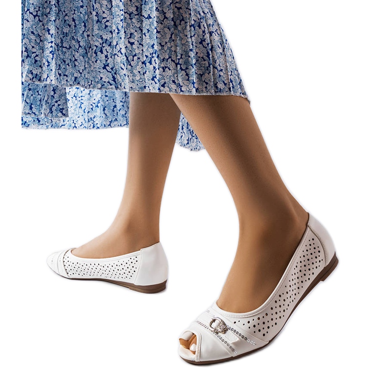 Weiße durchbrochene Ballerinas mit Strasssteinen von Creek