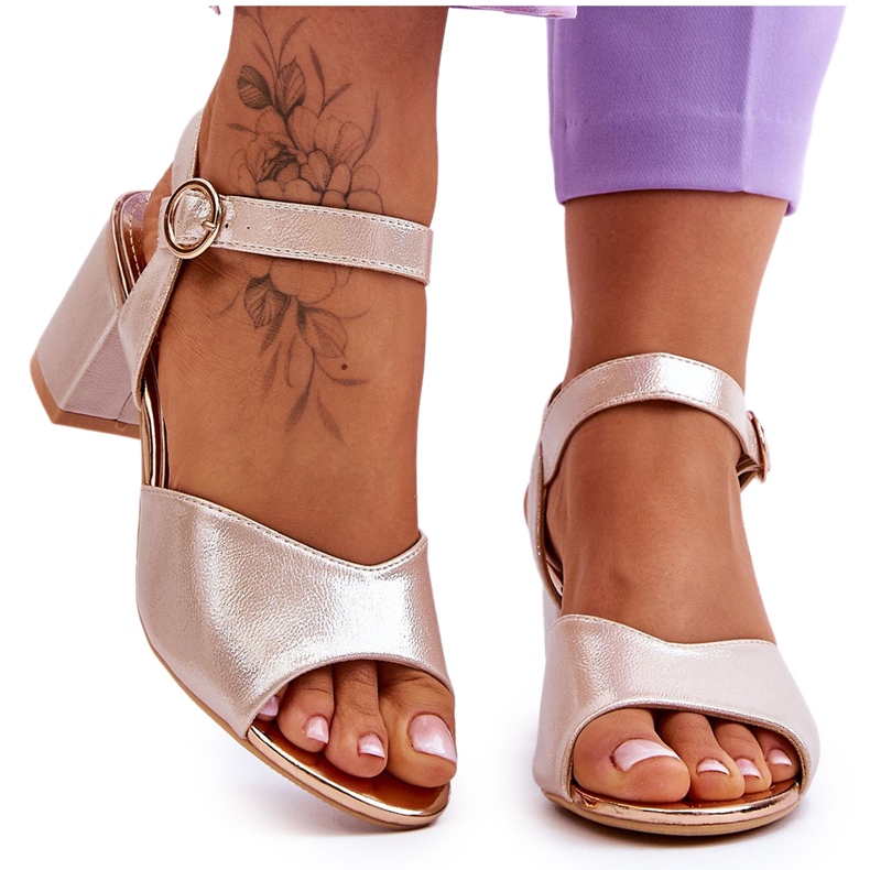 Vinceza Frauen um Öko-Leder-Sandalen für Frauen auf dem goldenen Metallic-Pfosten