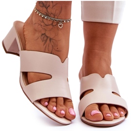 Klassische beige Leder-Flip-Flops mit niedrigem Absatz
