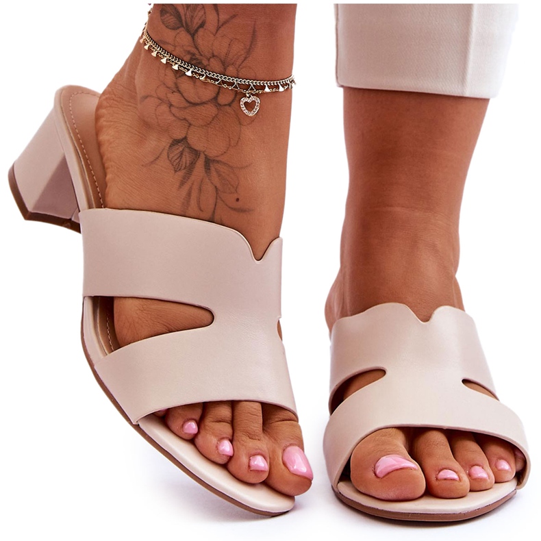 Klassische beige Leder-Flip-Flops mit niedrigem Absatz