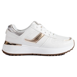 Weiße Turnschuhe auf der Shelovet-Plattform