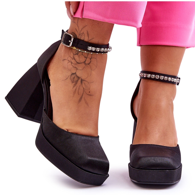 Modische Pumps auf massiven Absätzen mit Zirkonen von Black Adel schwarz