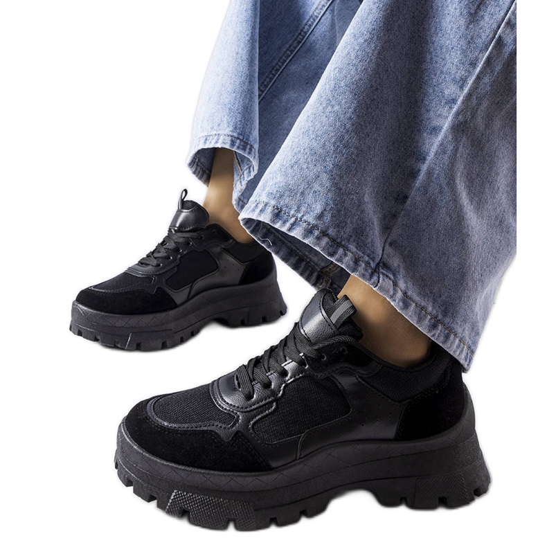 Schwarze, klobige Sneakers von Mikeladze