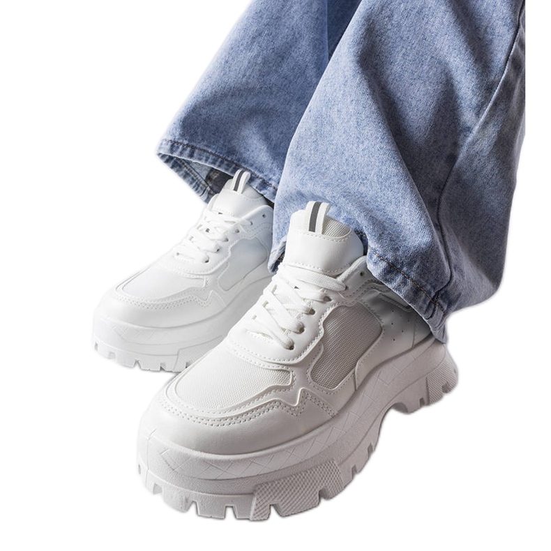 Weiße klobige Mikeladze-Sneaker