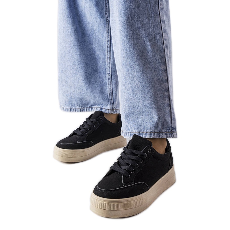 Schwarze Sneakers auf der Amathymes-Plattform