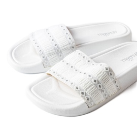 Weiße Slider mit Rüschen verziert von Ernest