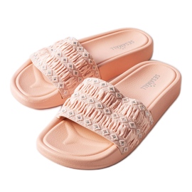 Ernests rosa Rüschenpantoletten