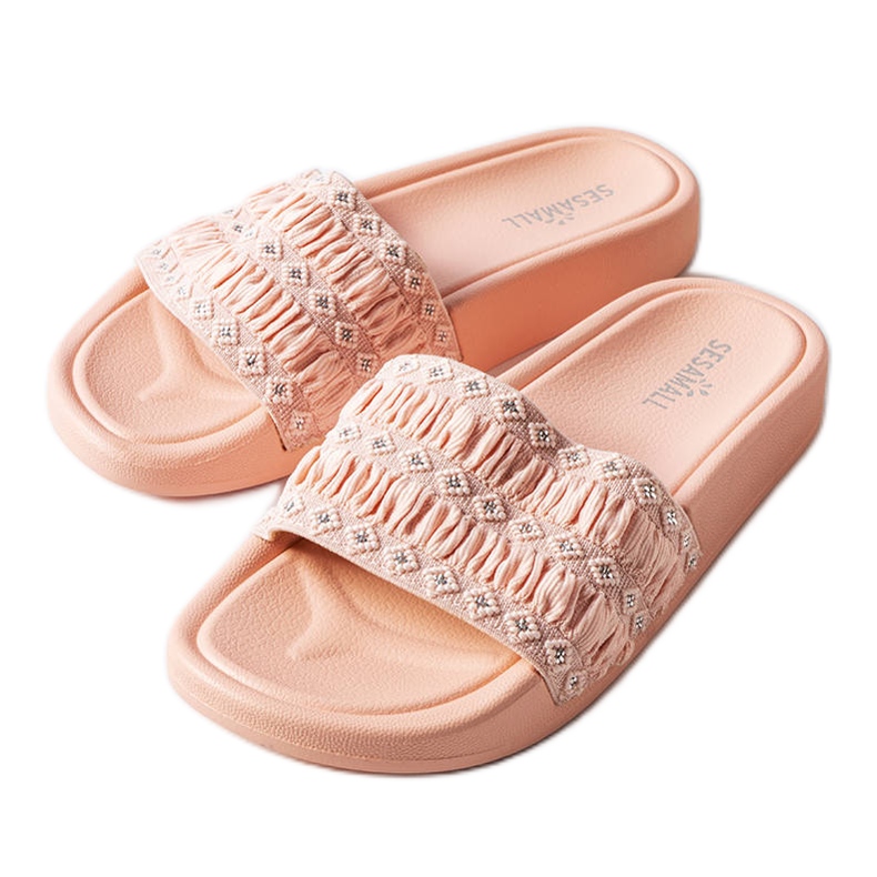 Ernests rosa Rüschenpantoletten