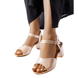 Goldene Sandalen auf Vincezas Post beige