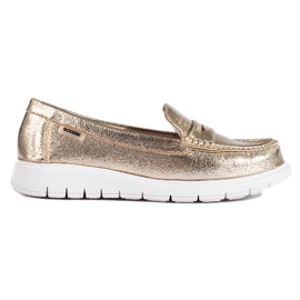 Goldene Mokassins auf einem dicken Shelovet-Plateau