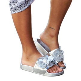 Silberne Pantoletten mit dekorativem Obermaterial von Caggio silber-