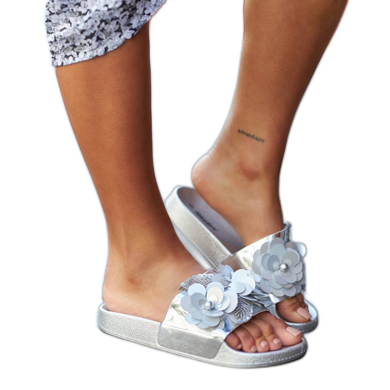 Silberne Pantoletten mit dekorativem Obermaterial von Caggio silber-