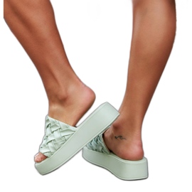 Grüne Hausschuhe auf der Esposito-Plattform