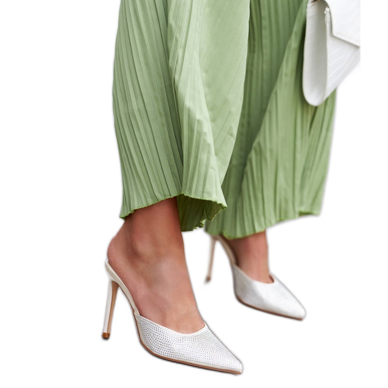 Goldene Folien an einer Nadel mit Ortensio-Zirkonen