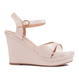 Beigefarbene Shelovet-Sandalen mit hohem Keilabsatz