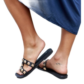 Schwarze Pantoletten verziert mit Agnano-Nieten