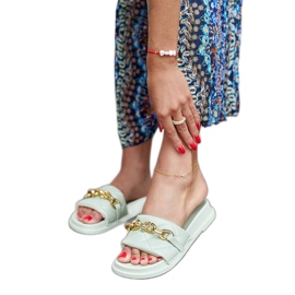 Grüne Pantoletten verziert mit einer Borgo-Kette