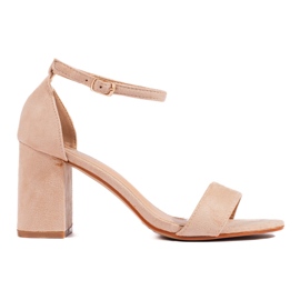 Klassische Damensandalen auf einem beigen Shelovet-Pfosten