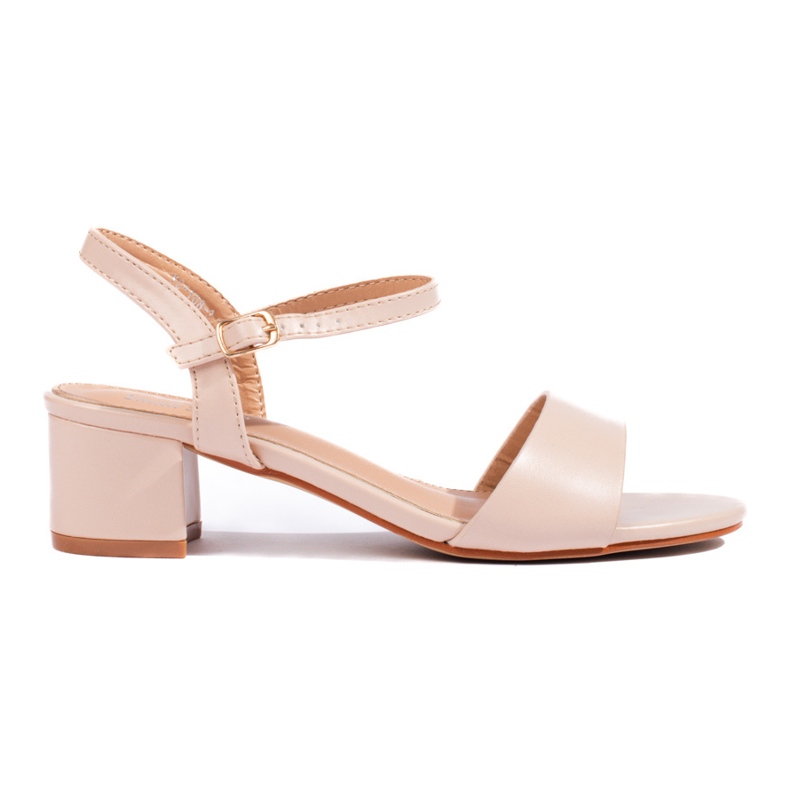 Cremefarbene Damensandalen am Shelovet-Beitrag beige