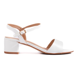 Weiße Damensandalen am Shelovet-Pfosten