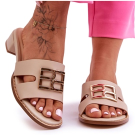Elegante beige Flip-Flops für Damen mit goldener Verzierung