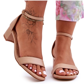 Ledersandalen mit Absätzen in schlichtem Beige. Inspiriere mich!