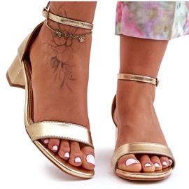 Ledersandalen mit Absätzen in schlichtem Gold inspirieren mich! golden