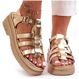 Flache Ledersandalen mit goldenen Diosa-Riemen