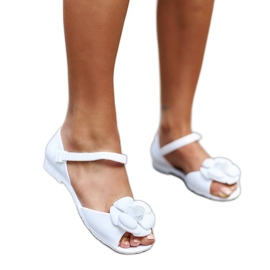 Weiße Ballerinas mit einer Blume