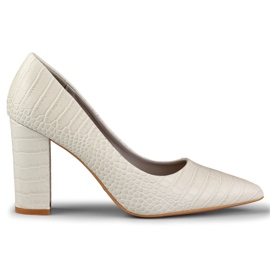 Helle Pumps auf einem Pfosten aus Öko-Leder grau