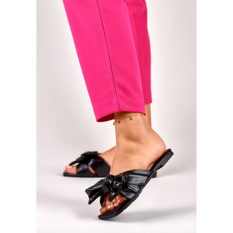 Schwarze Slider mit Schleife von Isanna