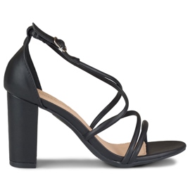 Schwarze Damensandalen am Isan-Pfosten