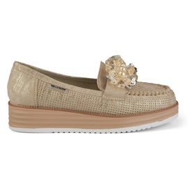 Durchbrochene Schuhe auf dem Plateau mit Verzierung beige