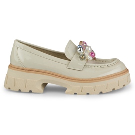 Beige lackierte Slipper mit dekorativen Perlen