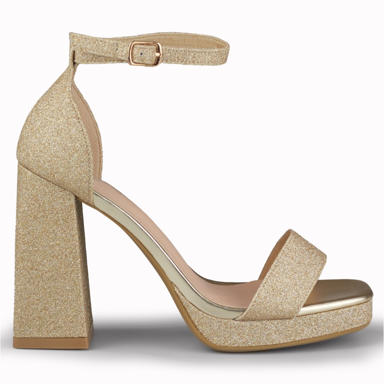 Goldglänzende Sandalen auf einem breiten hohen Absatz golden