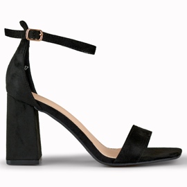 Schwarze Sandalen mit hohen Absätzen