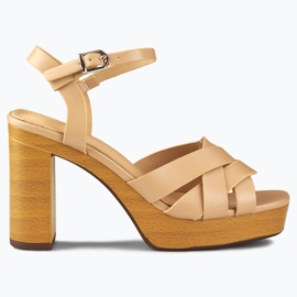 Beige Damensandalen am Pfosten